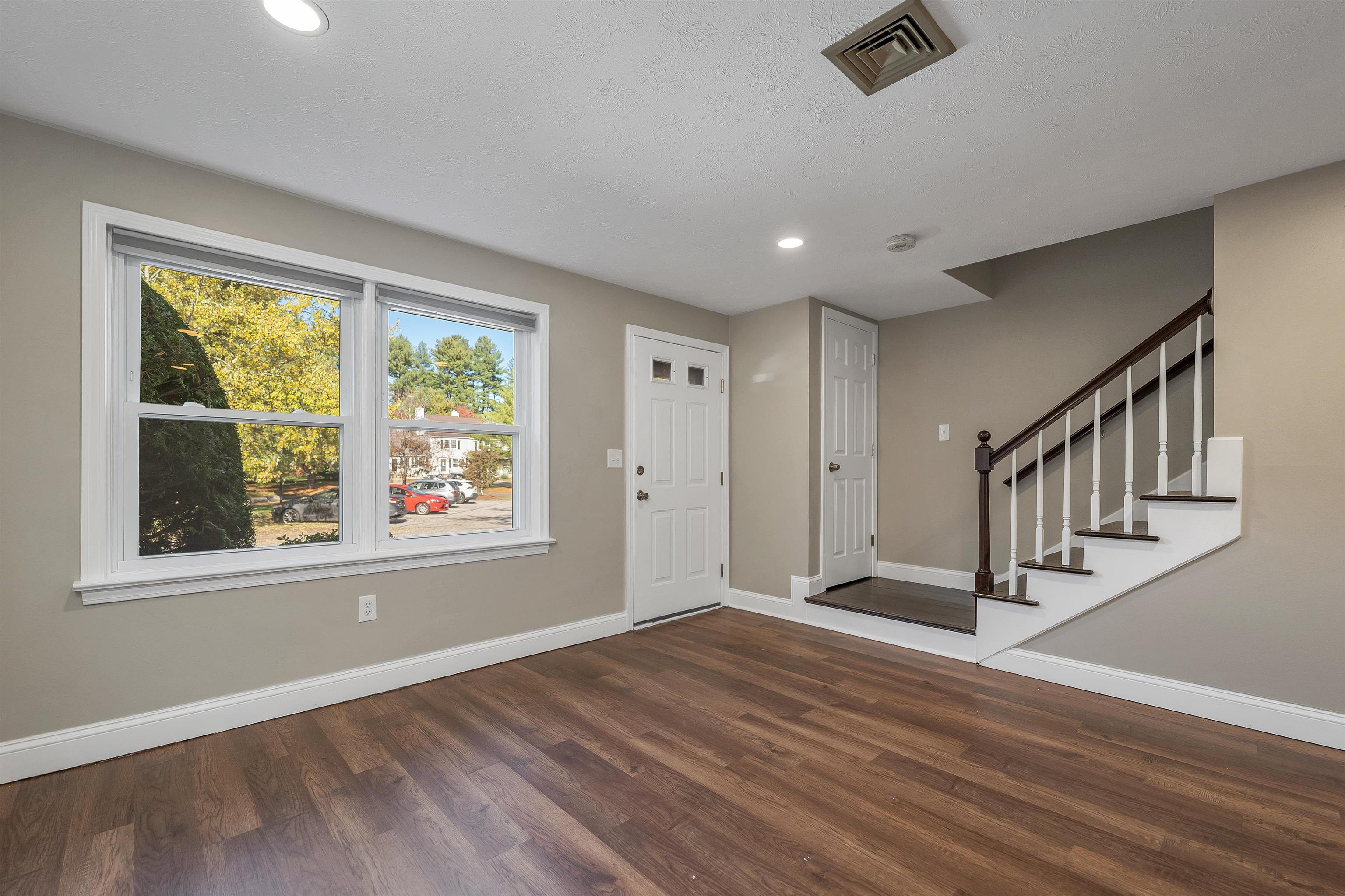 Nashua, New Hampshire 03062, United States, 2 Bedrooms Bedrooms, ,3 BathroomsBathrooms,Residential,Pending,235648