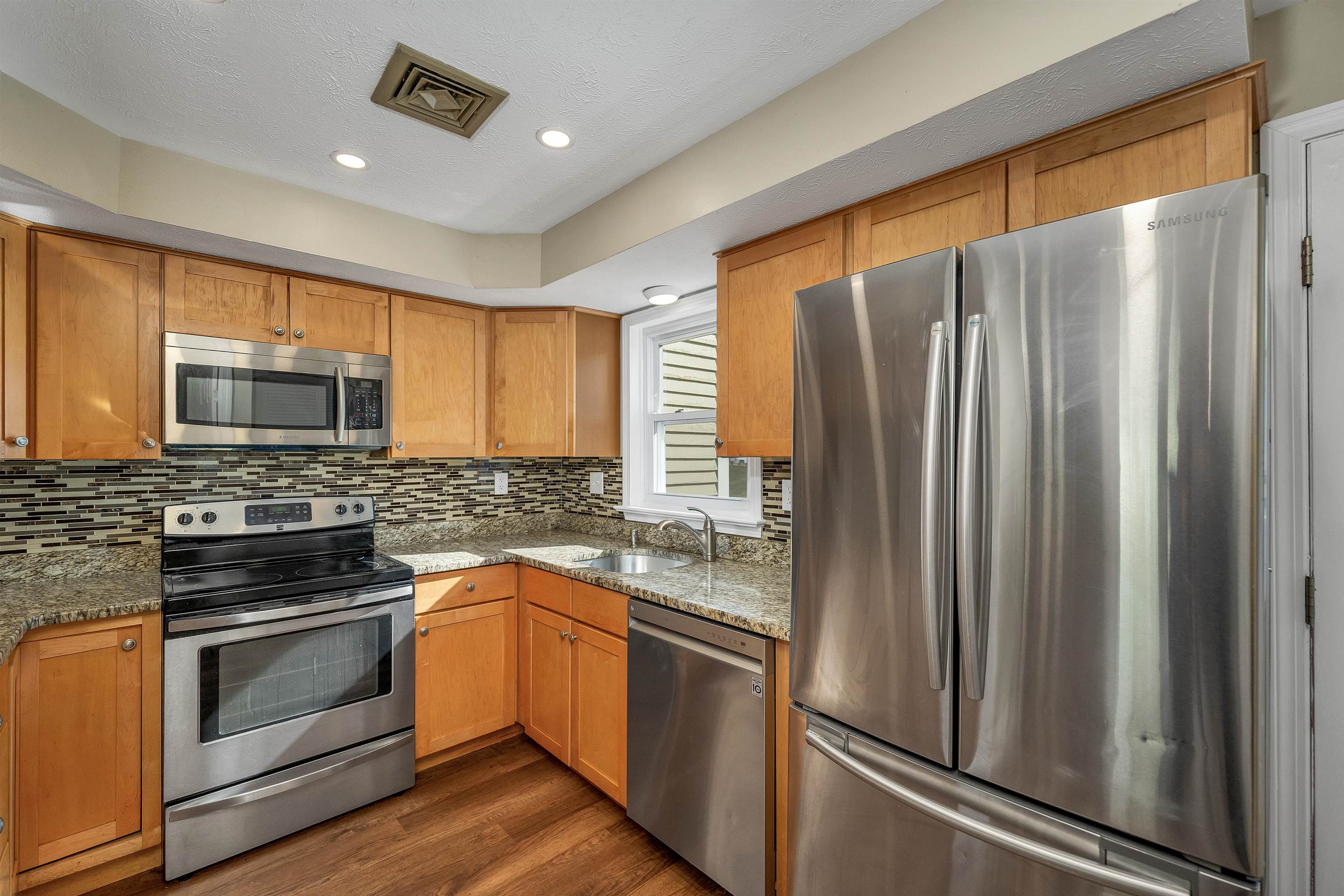 Nashua, New Hampshire 03062, United States, 2 Bedrooms Bedrooms, ,3 BathroomsBathrooms,Residential,Pending,235648