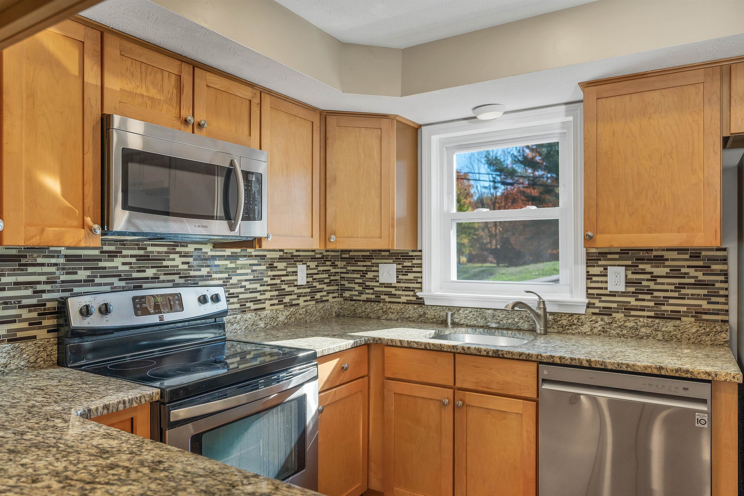 Nashua, New Hampshire 03062, United States, 2 Bedrooms Bedrooms, ,3 BathroomsBathrooms,Residential,Pending,235648