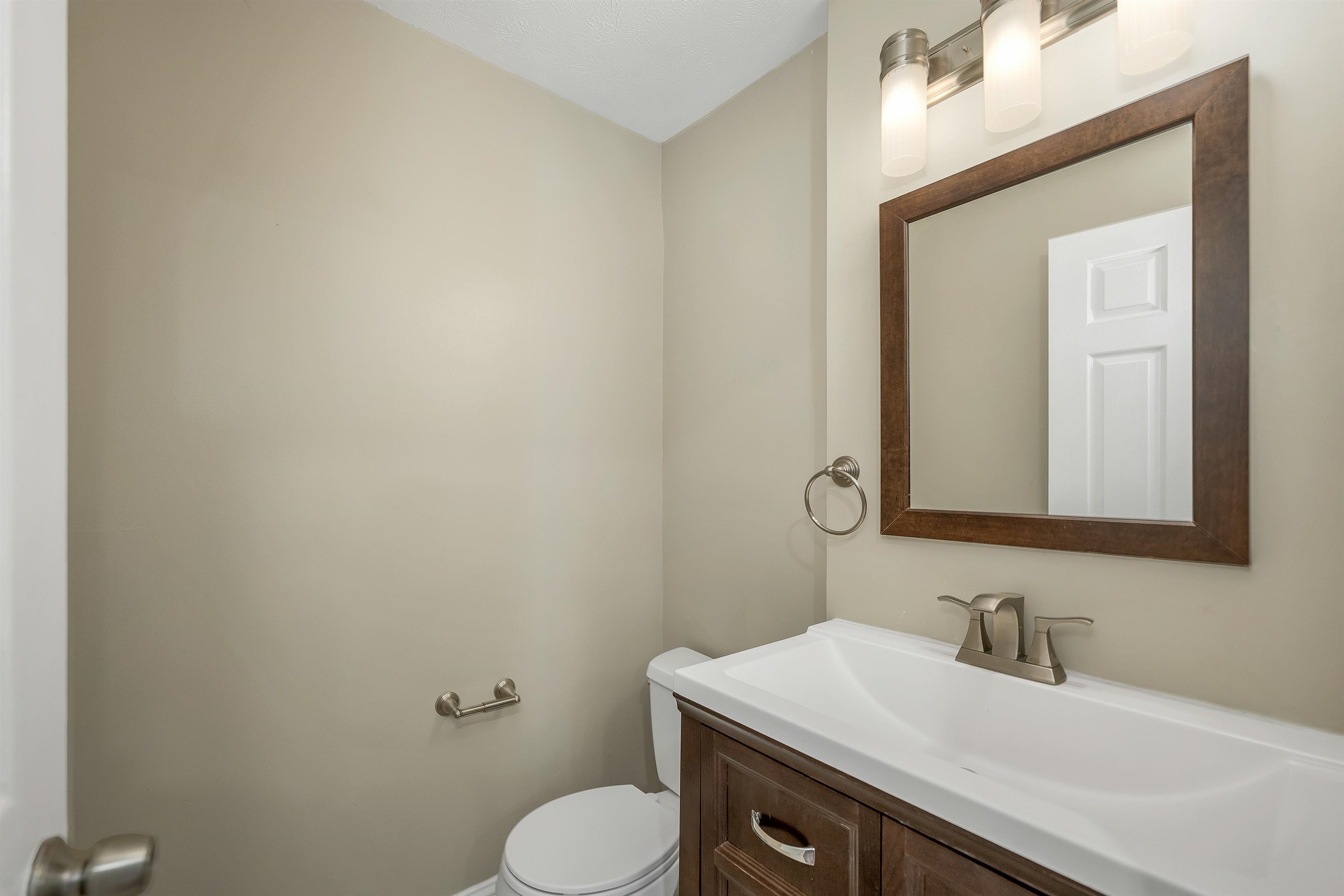 Nashua, New Hampshire 03062, United States, 2 Bedrooms Bedrooms, ,3 BathroomsBathrooms,Residential,Pending,235648