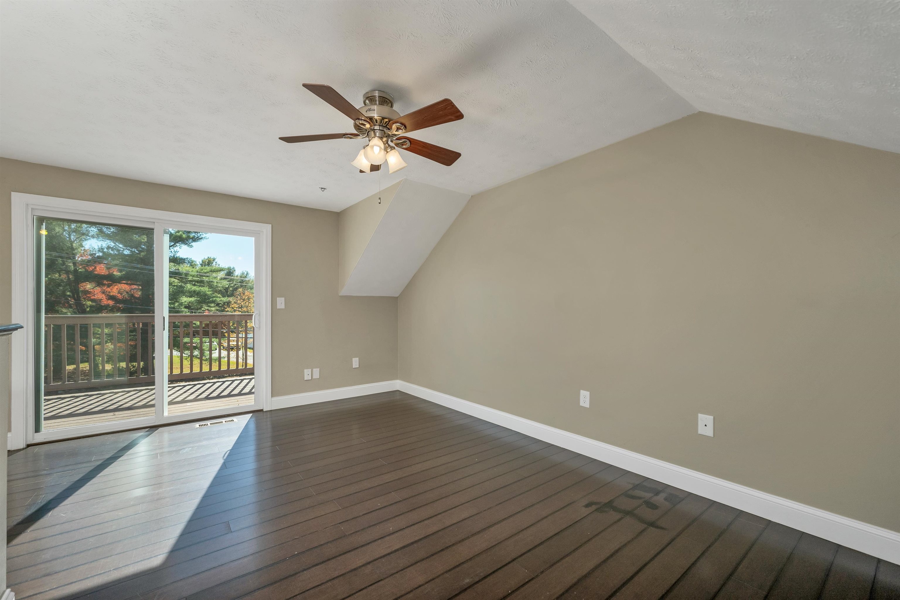 Nashua, New Hampshire 03062, United States, 2 Bedrooms Bedrooms, ,3 BathroomsBathrooms,Residential,Pending,235648