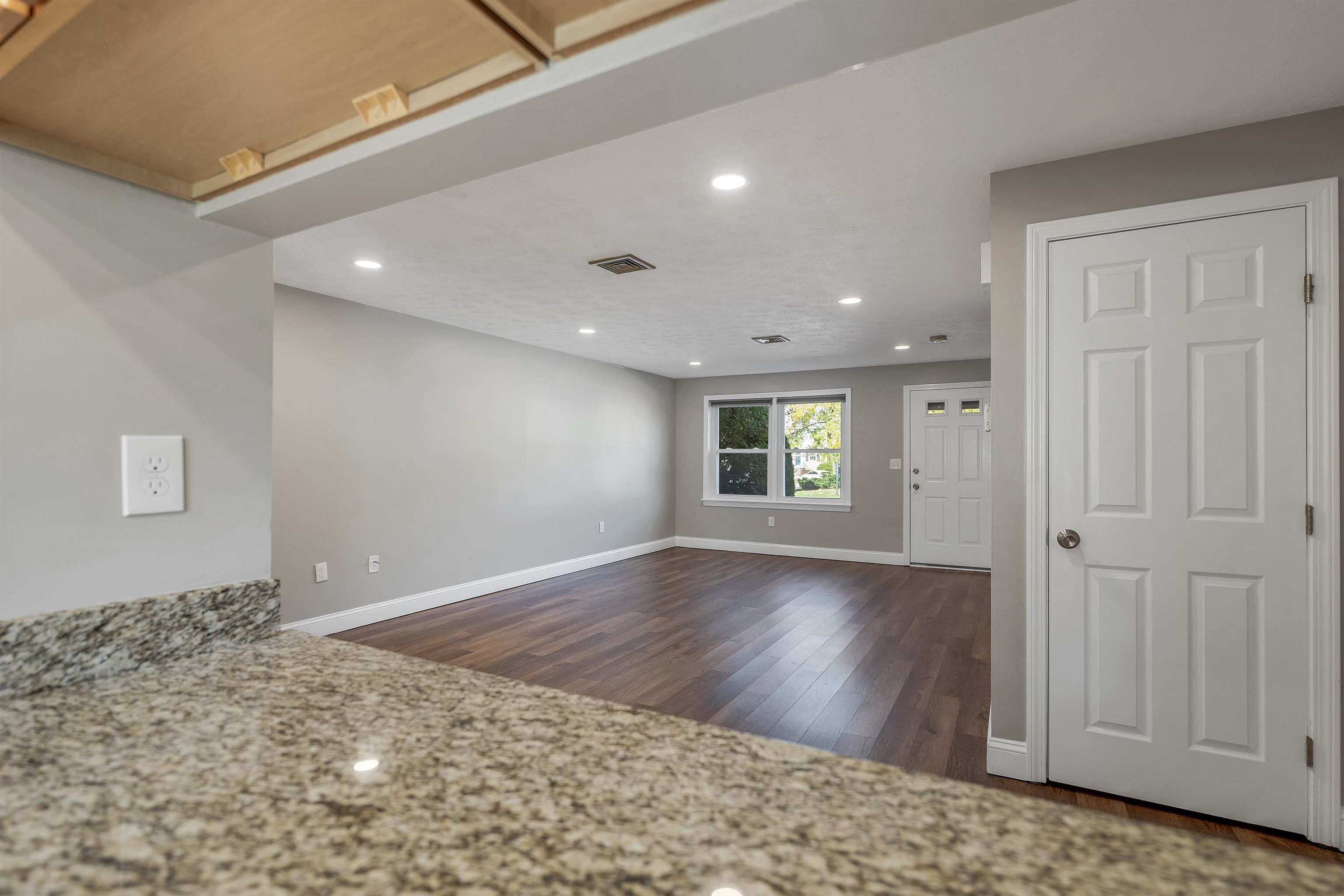 Nashua, New Hampshire 03062, United States, 2 Bedrooms Bedrooms, ,3 BathroomsBathrooms,Residential,Pending,235648