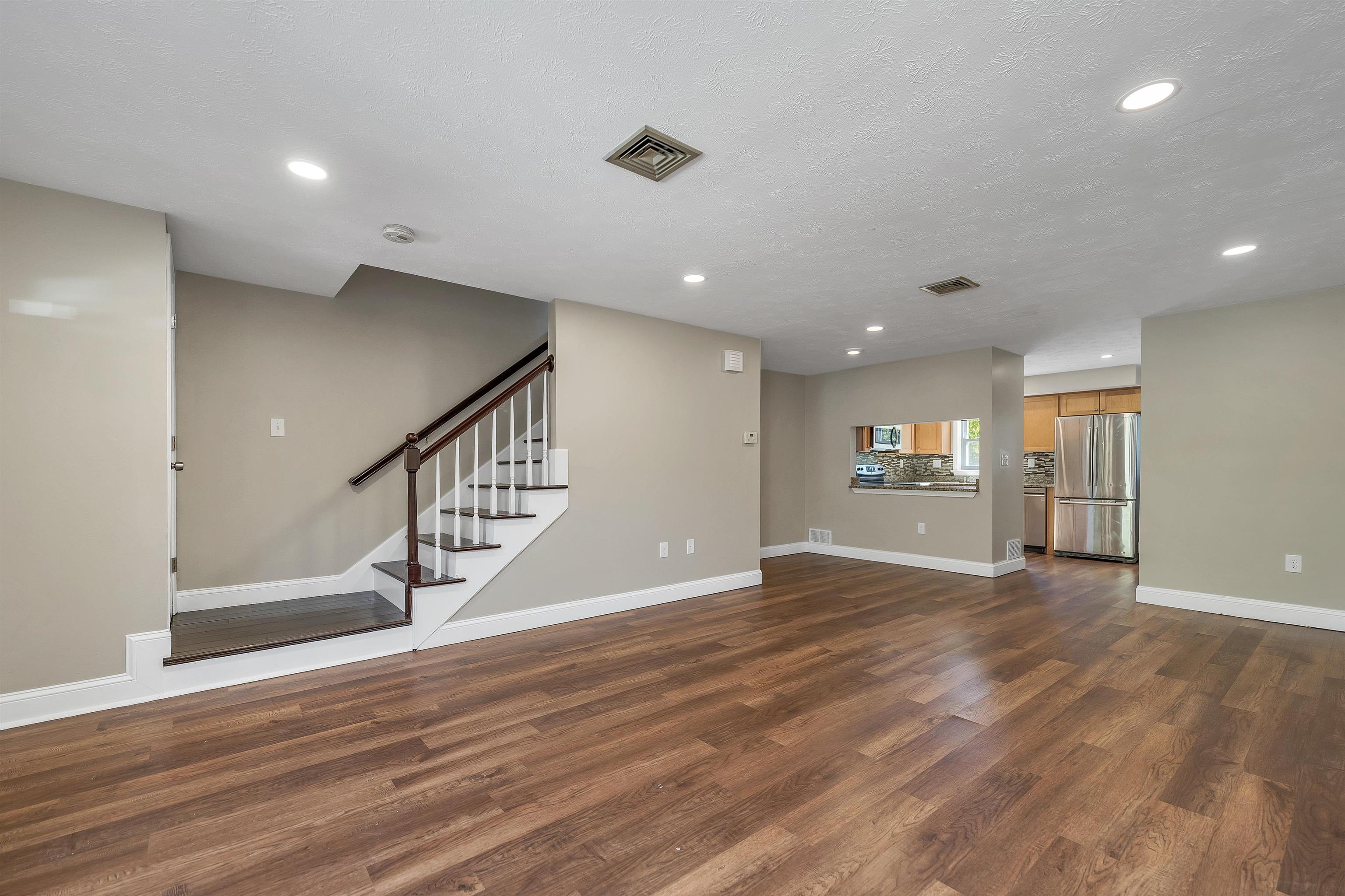 Nashua, New Hampshire 03062, United States, 2 Bedrooms Bedrooms, ,3 BathroomsBathrooms,Residential,Pending,235648