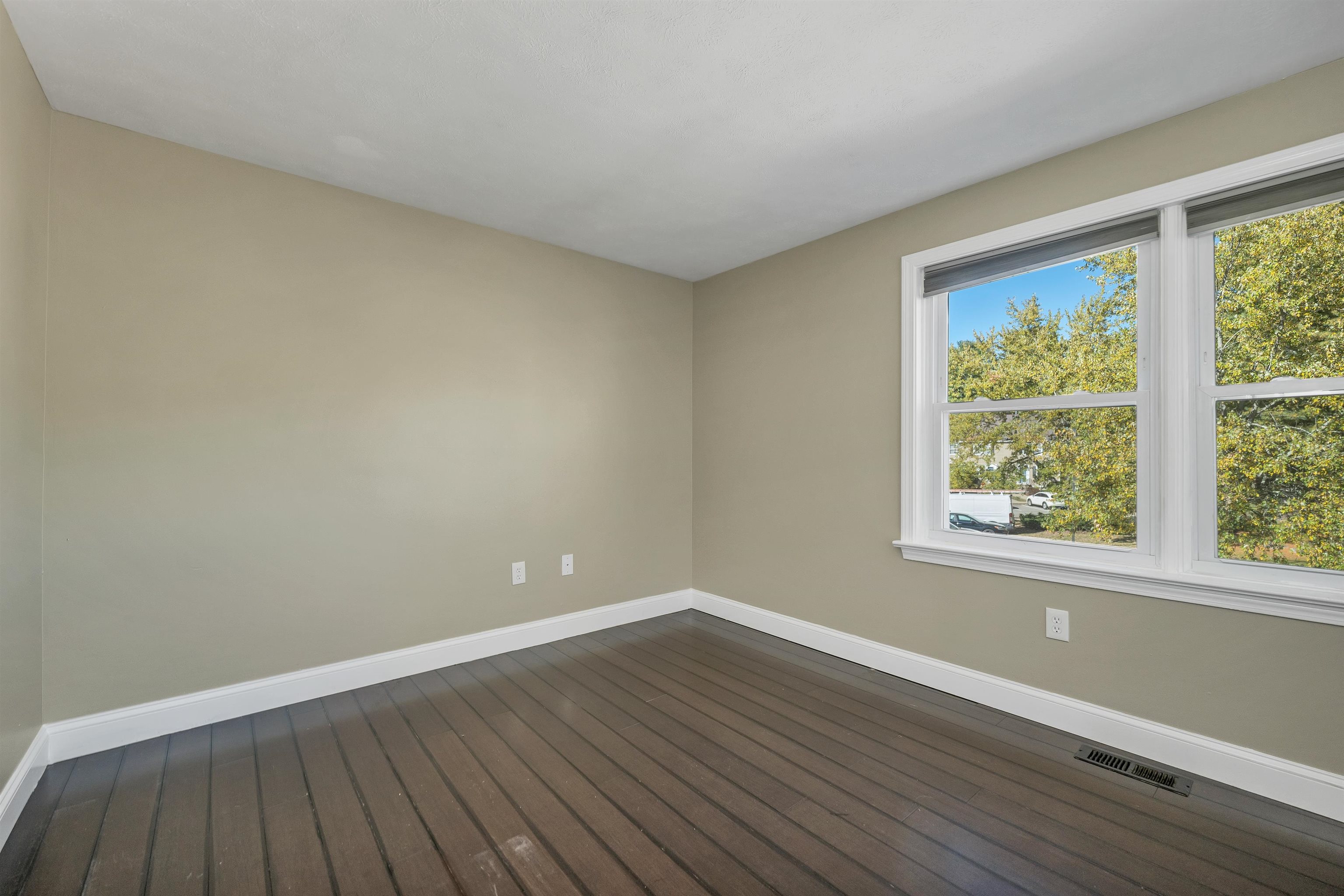 Nashua, New Hampshire 03062, United States, 2 Bedrooms Bedrooms, ,3 BathroomsBathrooms,Residential,Pending,235648