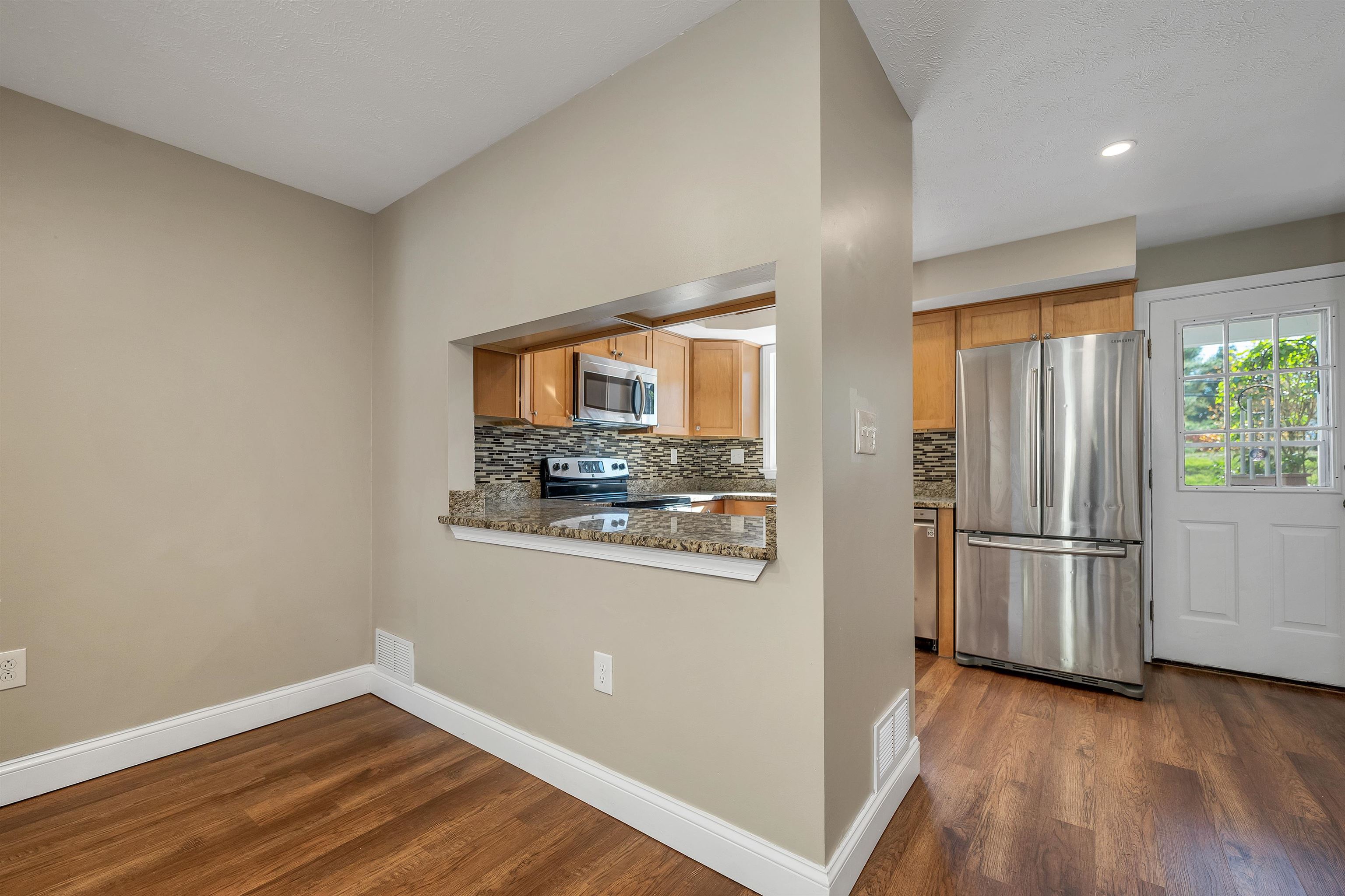 Nashua, New Hampshire 03062, United States, 2 Bedrooms Bedrooms, ,3 BathroomsBathrooms,Residential,Pending,235648