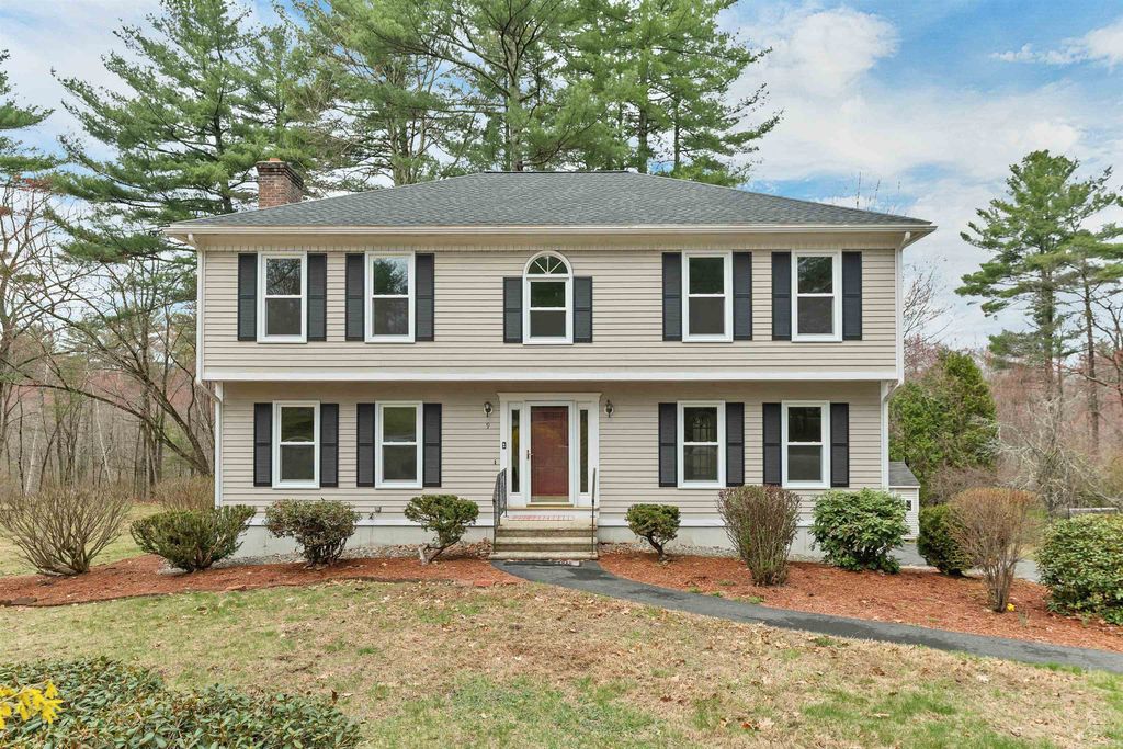 Photo of 9 Isabella Drive, Londonderry, NH 03053 (MLS # 5085003)