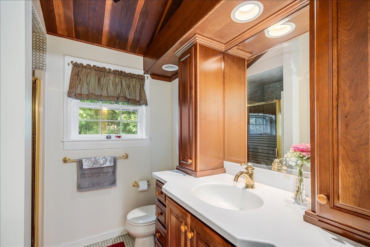 Manchester, New Hampshire 03104, United States, 4 Bedrooms Bedrooms, ,2 BathroomsBathrooms,Residential,Pending,100938