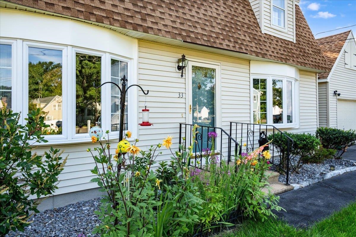 Manchester, New Hampshire 03104, United States, 4 Bedrooms Bedrooms, ,2 BathroomsBathrooms,Residential,Pending,100938