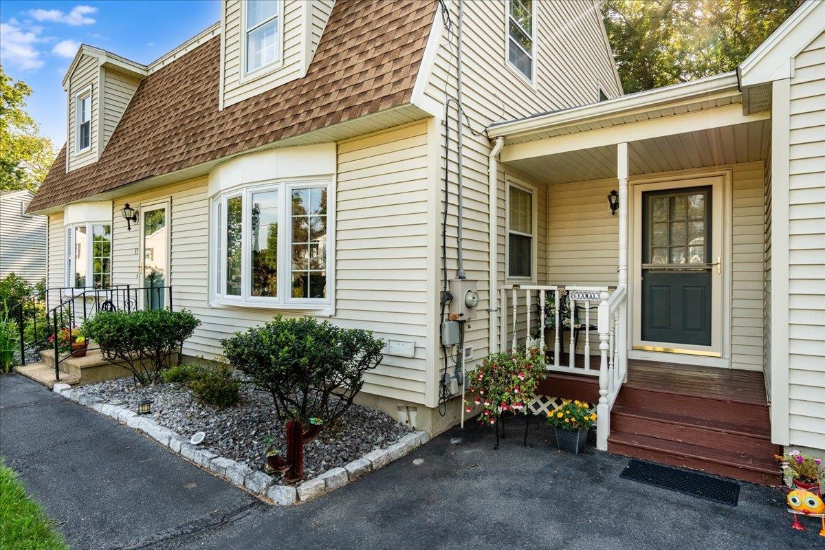 Manchester, New Hampshire 03104, United States, 4 Bedrooms Bedrooms, ,2 BathroomsBathrooms,Residential,Pending,100938