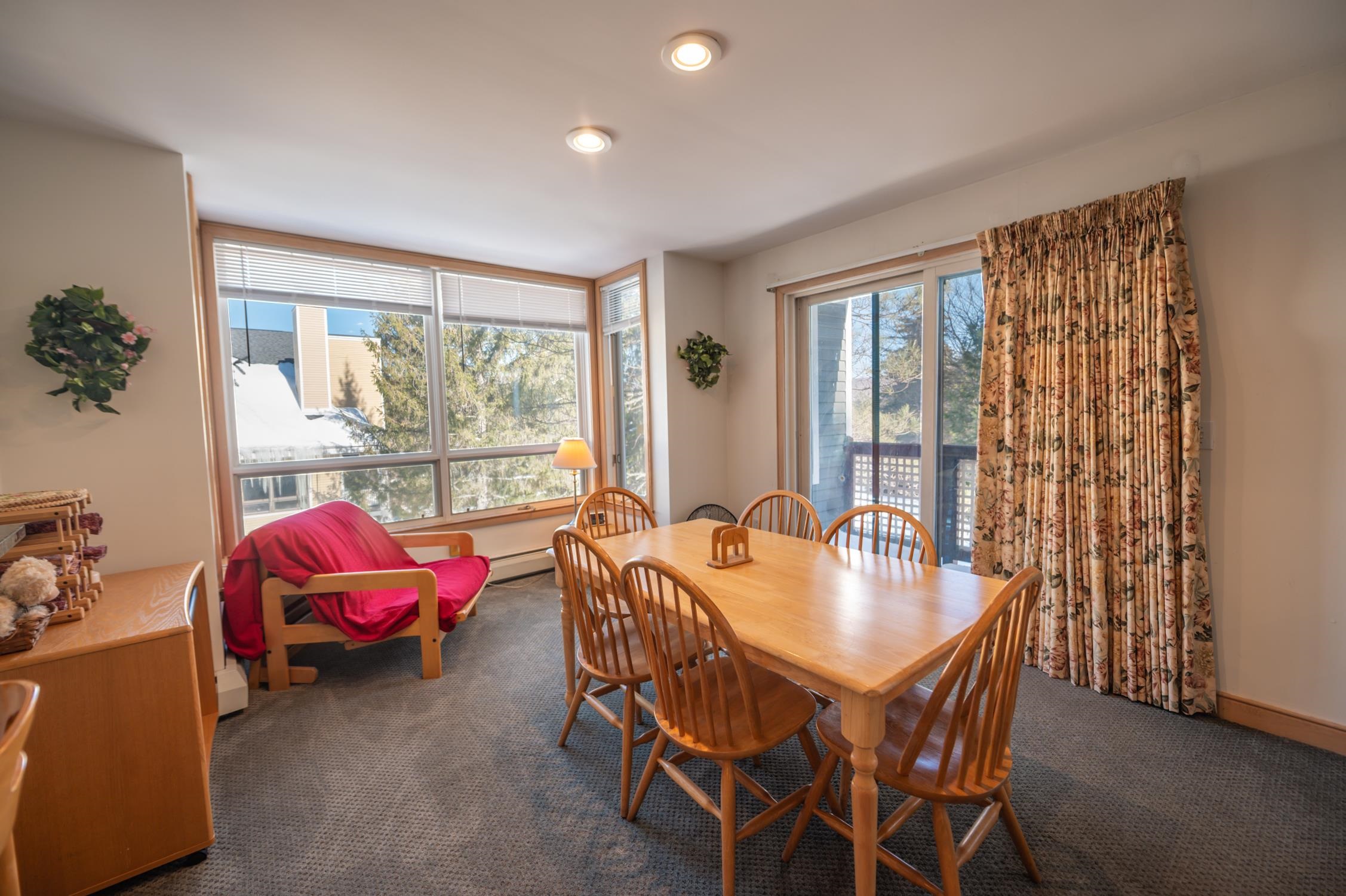 1D Brookside Village Way M22