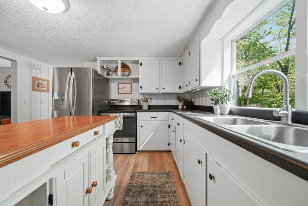 Photo of 4 Tinker Road, Merrimack, NH 03054 (MLS # 5089975)