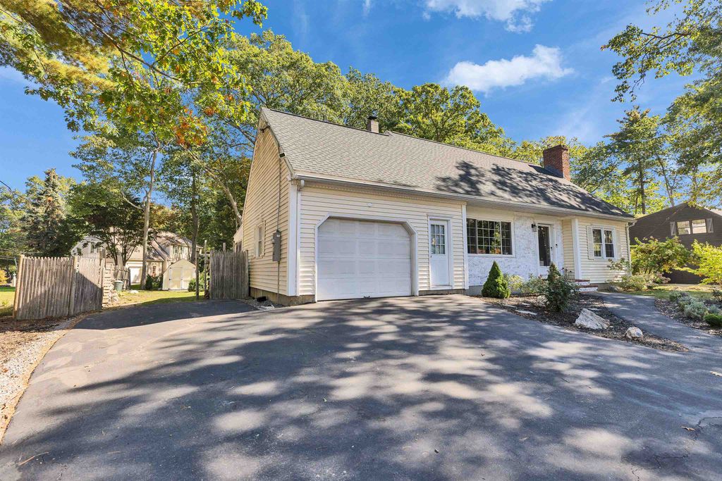 Photo of 157 Woodcrest Court, Manchester, NH 03109 (MLS # 5064115)