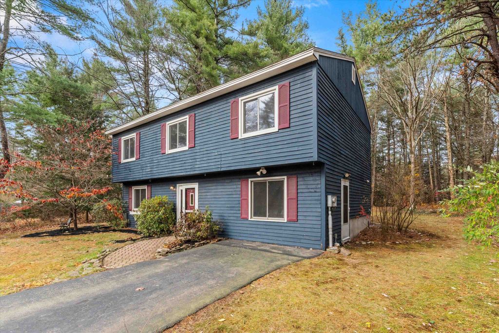 Photo of 8 Iroquois Circle, Londonderry, NH 03053 (MLS # 5069517)