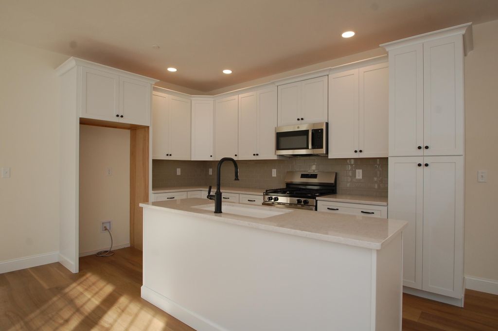 Photo of 7 Dearborn Circle, Goffstown, NH 03045 (MLS # 5085602)