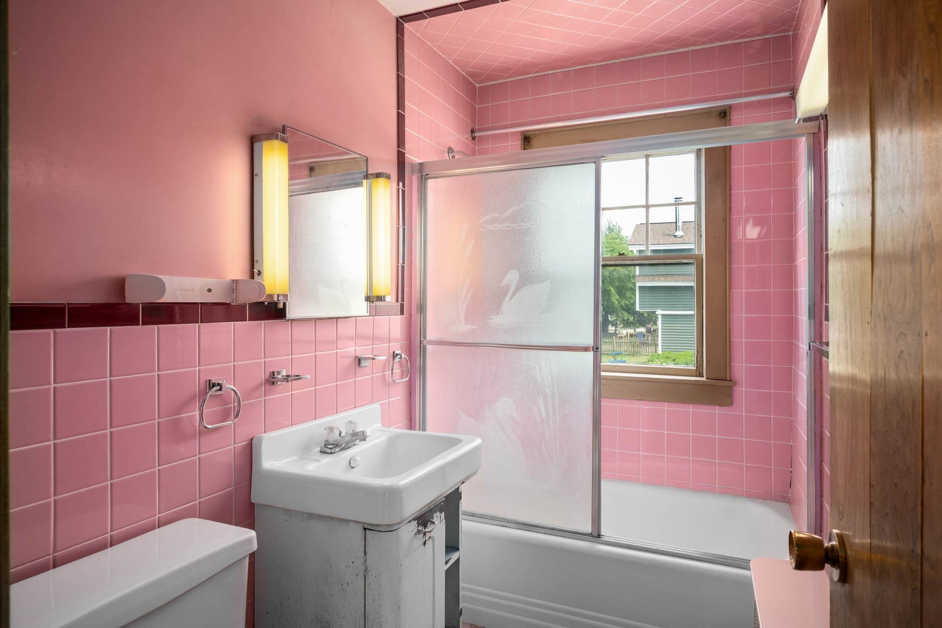 Nashua, New Hampshire 03064, United States, 3 Bedrooms Bedrooms, ,2 BathroomsBathrooms,Residential,Pending,145377