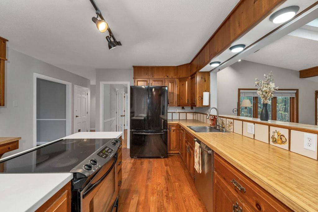 Photo of 10 Winterberry Drive, Amherst, NH 03031 (MLS # 5067705)