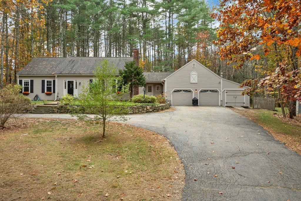 Photo of 10 Winterberry Drive, Amherst, NH 03031 (MLS # 5067705)