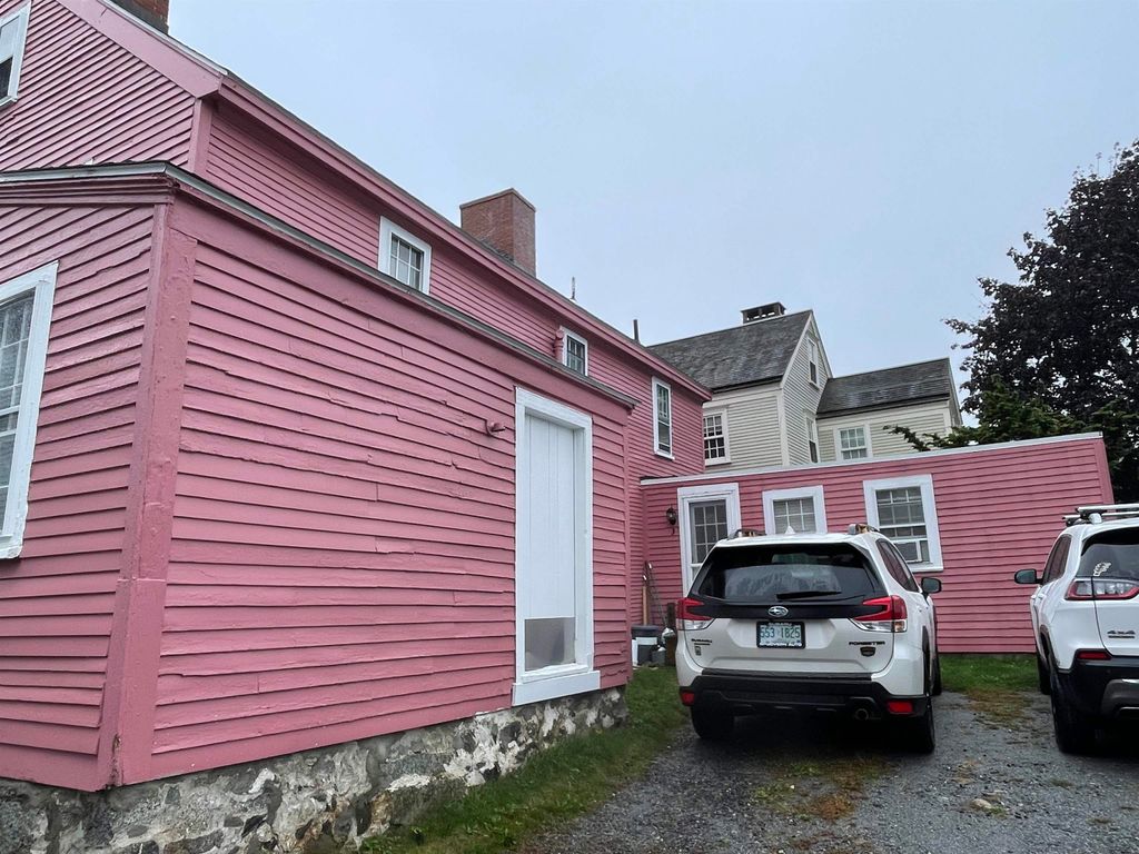 Photo of 33 Gardner Street, Portsmouth, NH 03801 (MLS # 5063047)