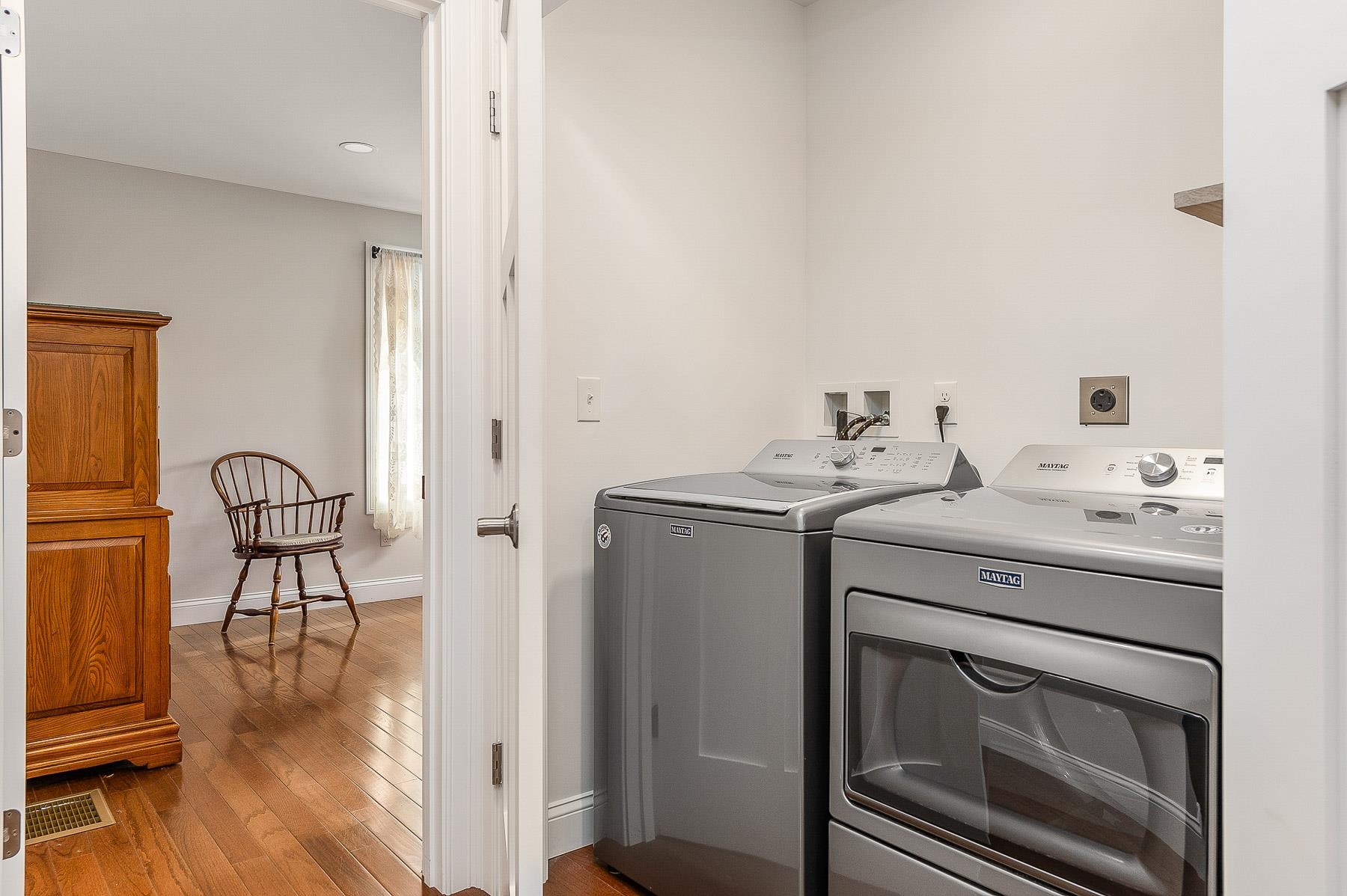 Dover, New Hampshire 03820, United States, 2 Bedrooms Bedrooms, ,2 BathroomsBathrooms,Residential,Pending,18172