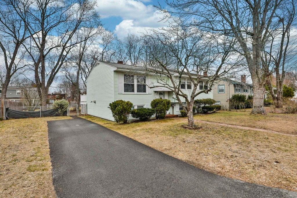 Photo of 8 Kingston Drive, Nashua, NH 03060 (MLS # 5085063)