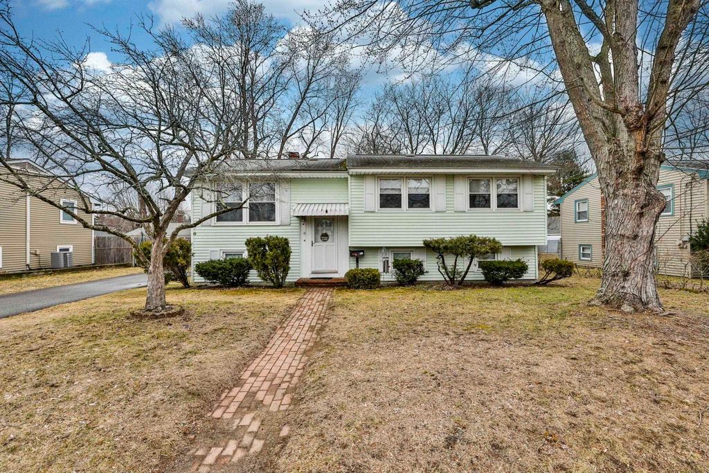 Photo of 8 Kingston Drive, Nashua, NH 03060 (MLS # 5085063)