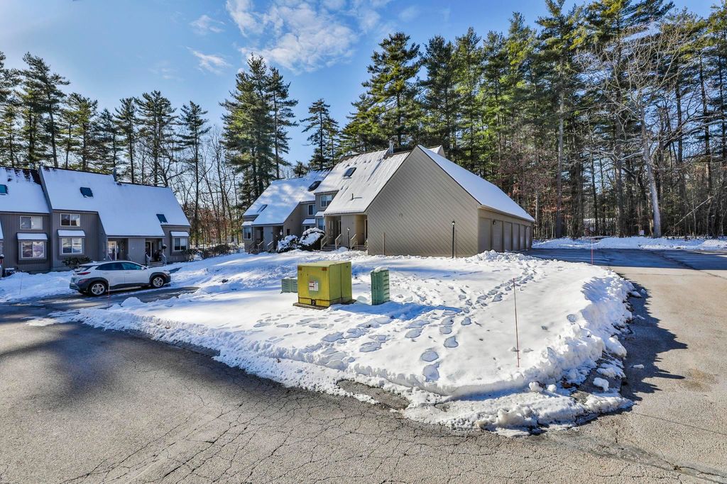 Photo of 24 Suffolk Court, Bedford, NH 03110 (MLS # 5071782)