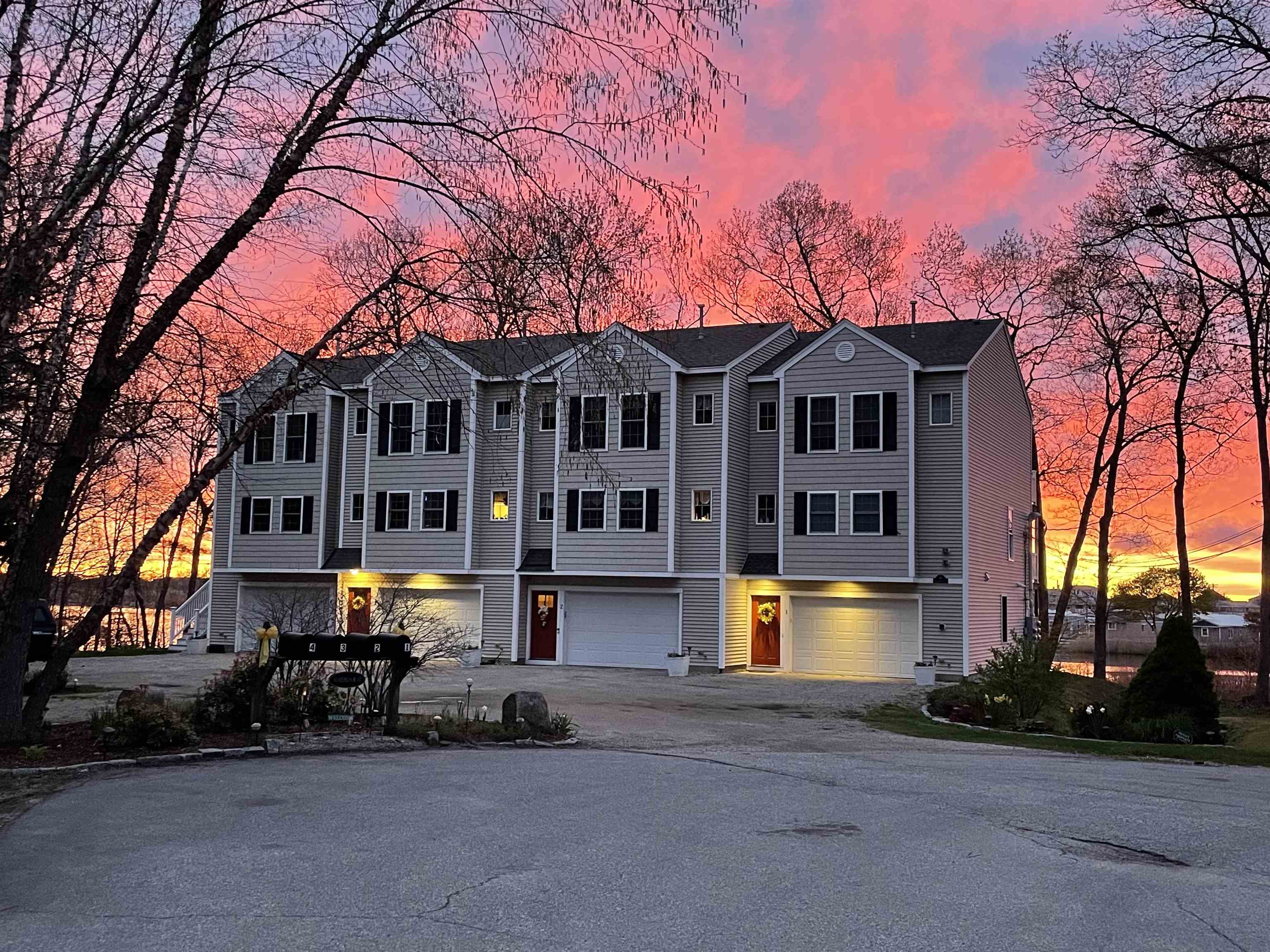 Hampton, New Hampshire 03842, United States, 2 Bedrooms Bedrooms, ,3 BathroomsBathrooms,Residential,Pending,12384