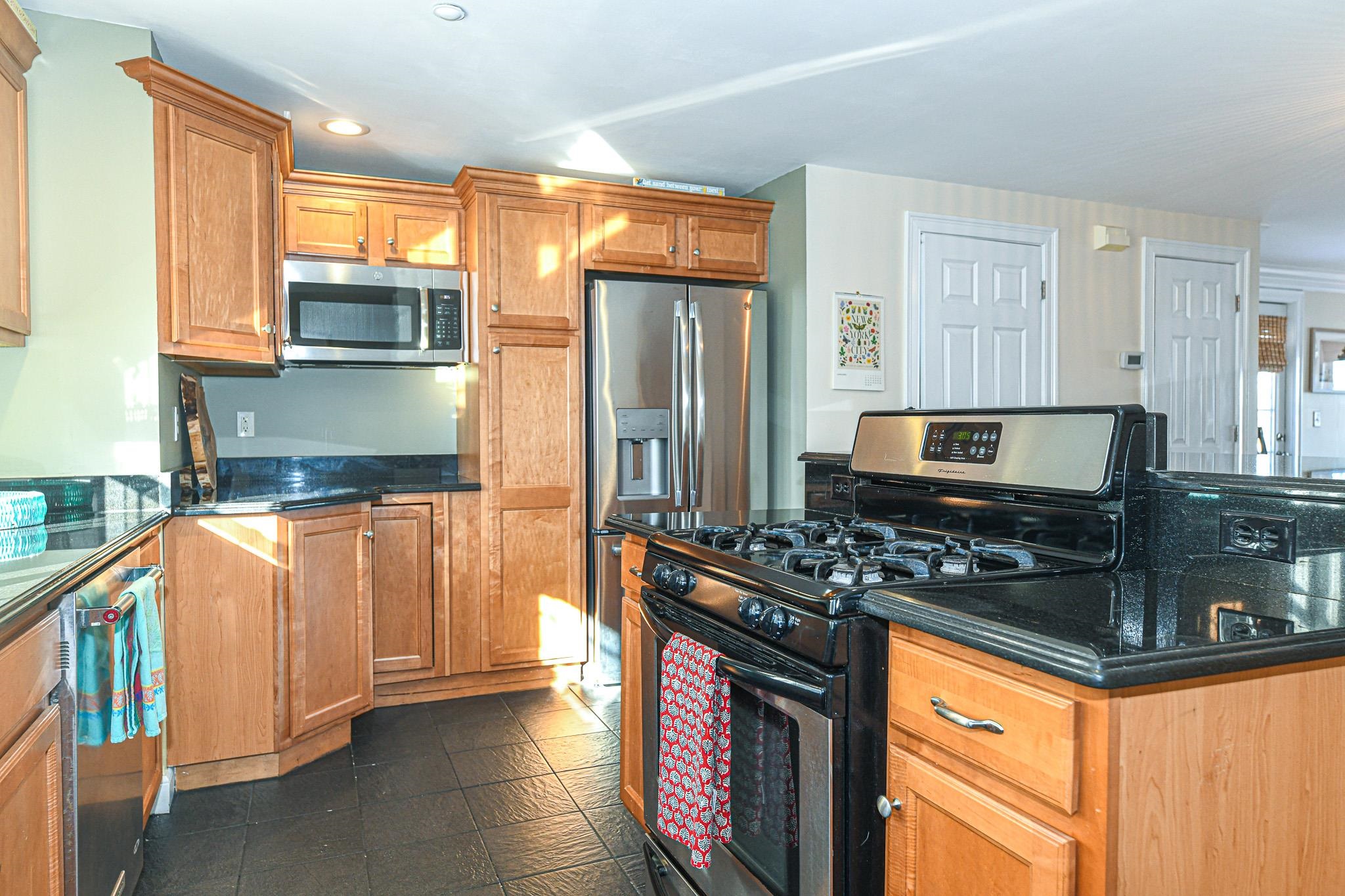 Hampton, New Hampshire 03842, United States, 2 Bedrooms Bedrooms, ,3 BathroomsBathrooms,Residential,Pending,12384