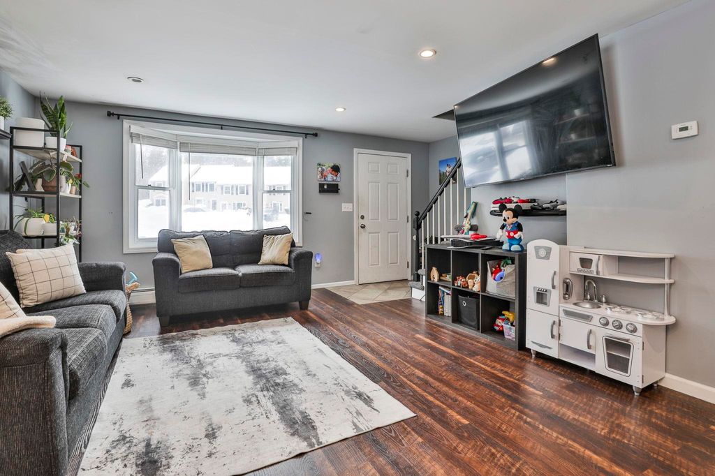 Photo of 8 Franconia Drive, Merrimack, NH 03054 (MLS # 5076421)