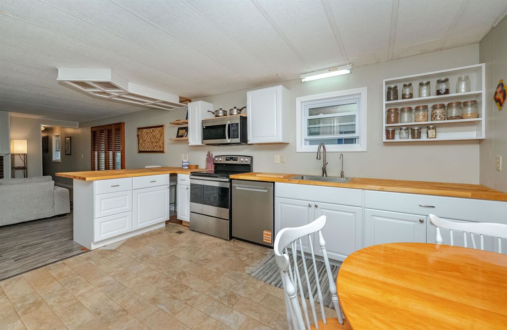 Photo of 14 Deerfield Drive, Dover, NH 03820 (MLS # 5063603)