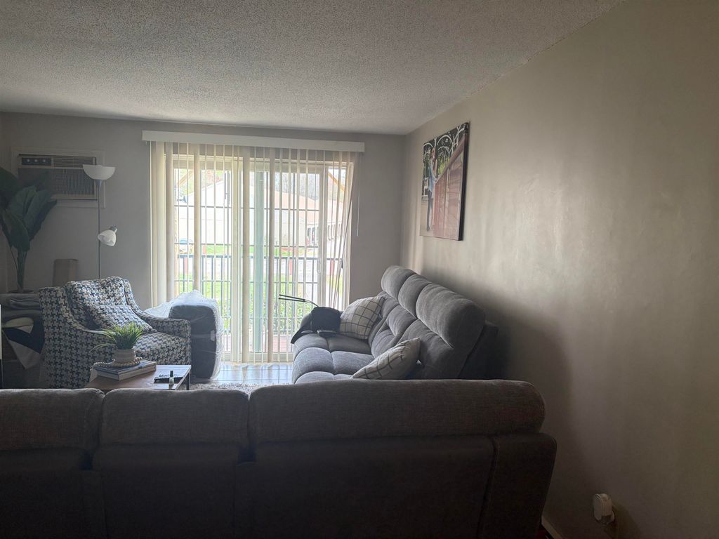 Photo of 206 White Cedar Boulevard, Portsmouth, NH 03801 (MLS # 5088007)