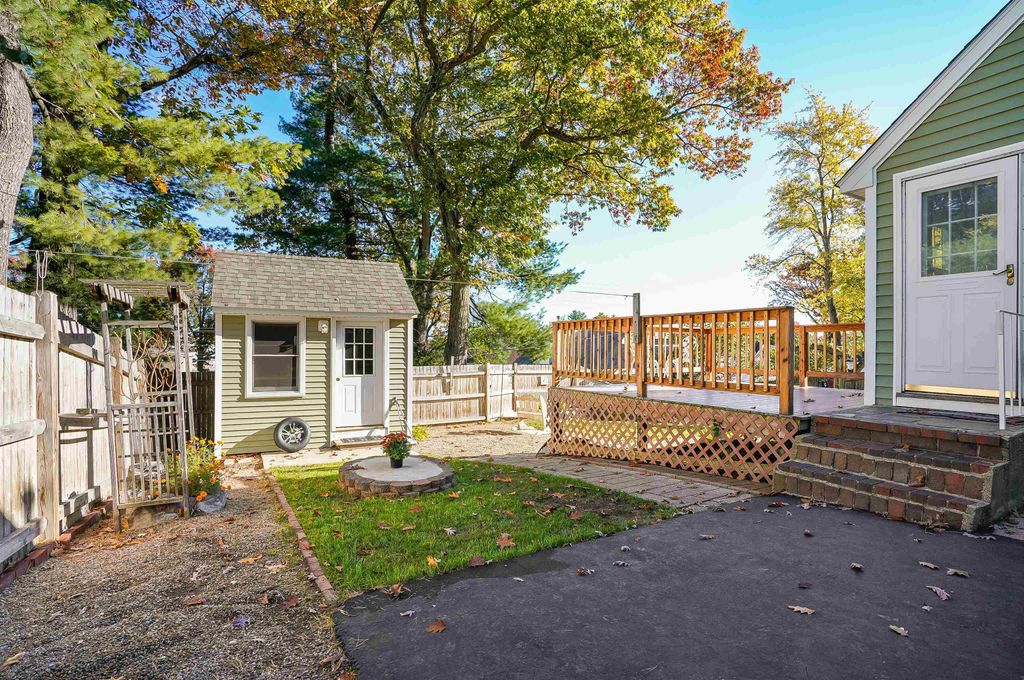 Photo of 29 Greenwood Drive, Nashua, NH 03062 (MLS # 5067669)