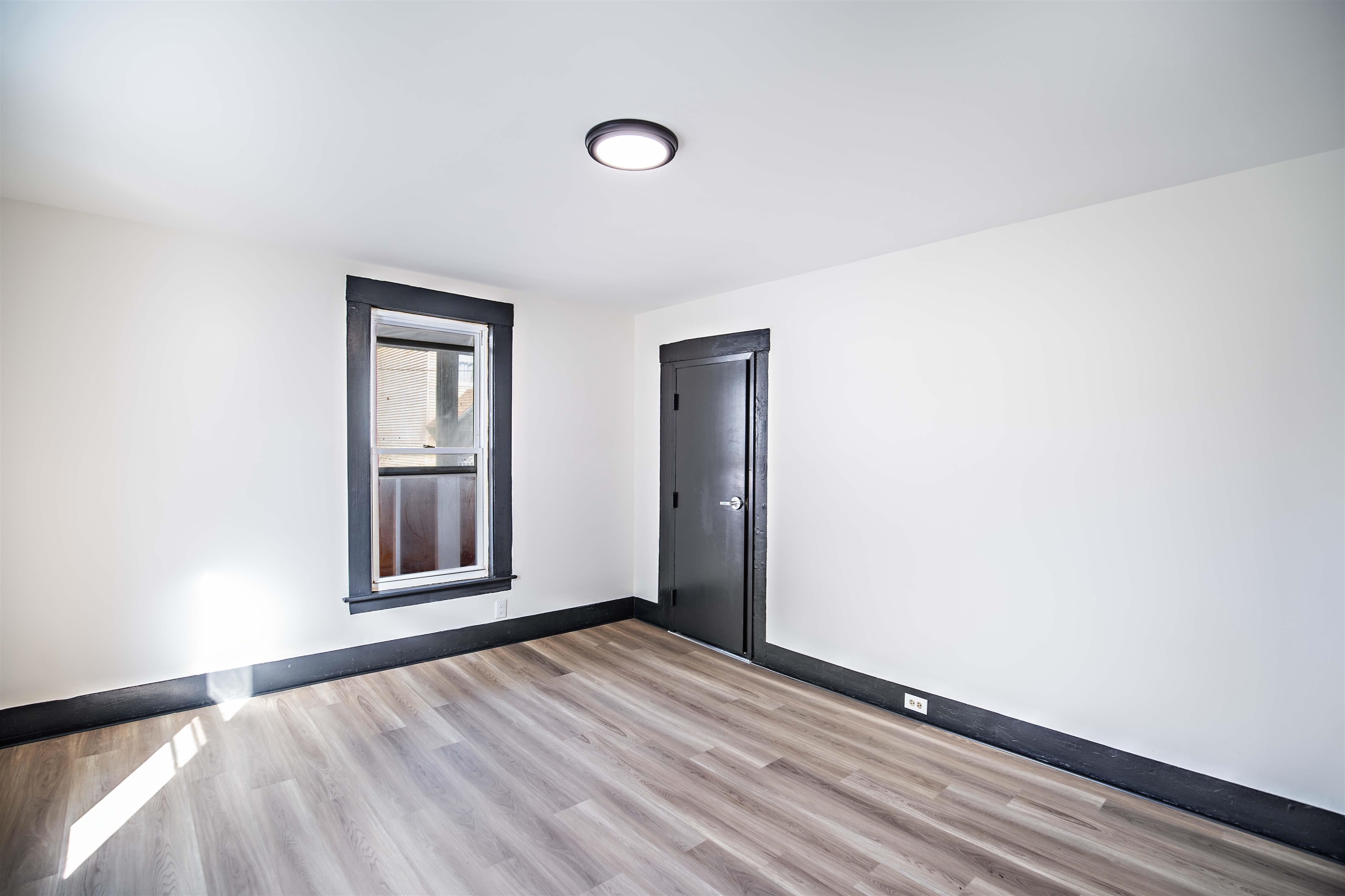 Concord, New Hampshire 03301, United States, 4 Bedrooms Bedrooms, ,2 BathroomsBathrooms,Residential,Pending,34738