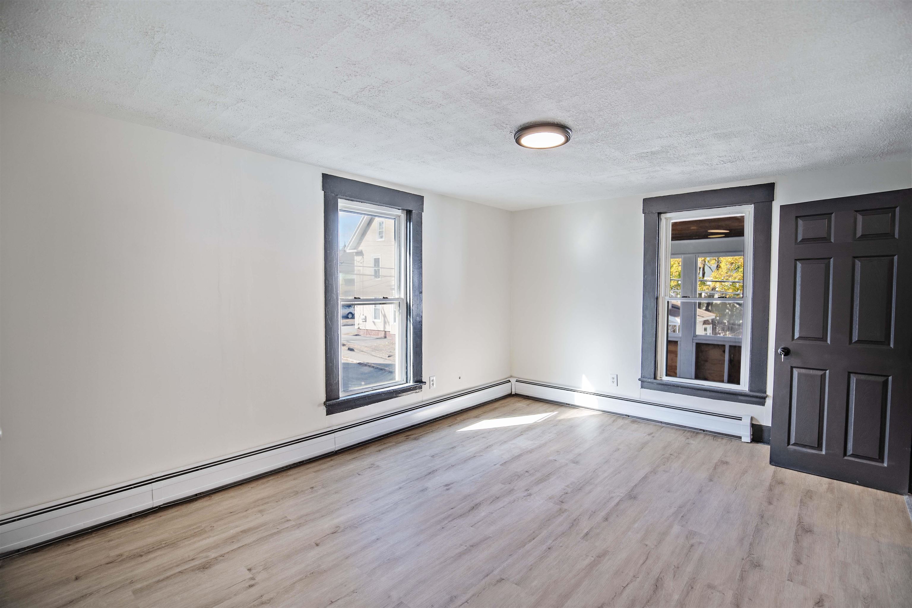 Concord, New Hampshire 03301, United States, 4 Bedrooms Bedrooms, ,2 BathroomsBathrooms,Residential,Pending,34738