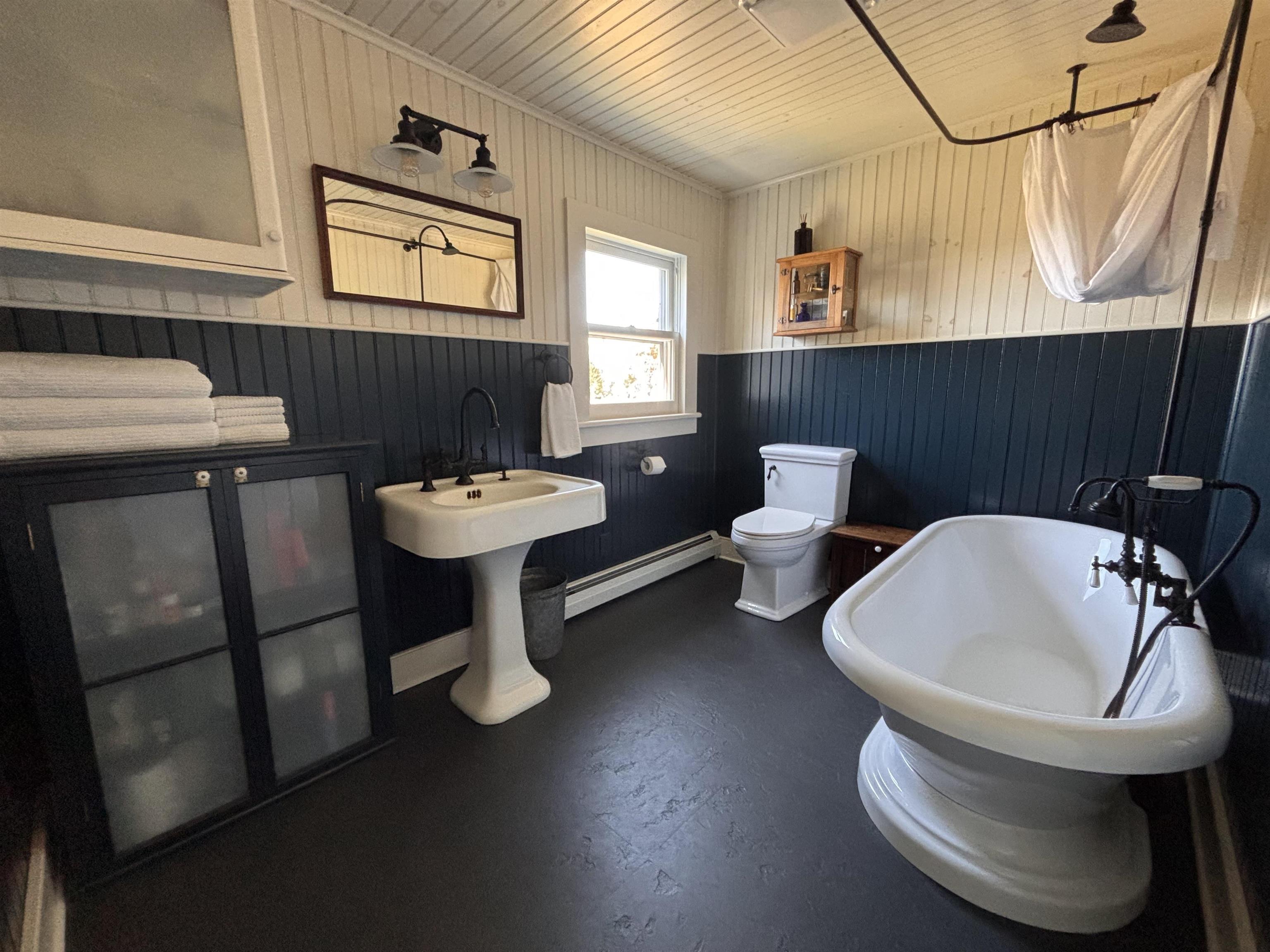 Addison, Vermont 05491, United States, 4 Bedrooms Bedrooms, ,1 BathroomBathrooms,Residential,Active,198744