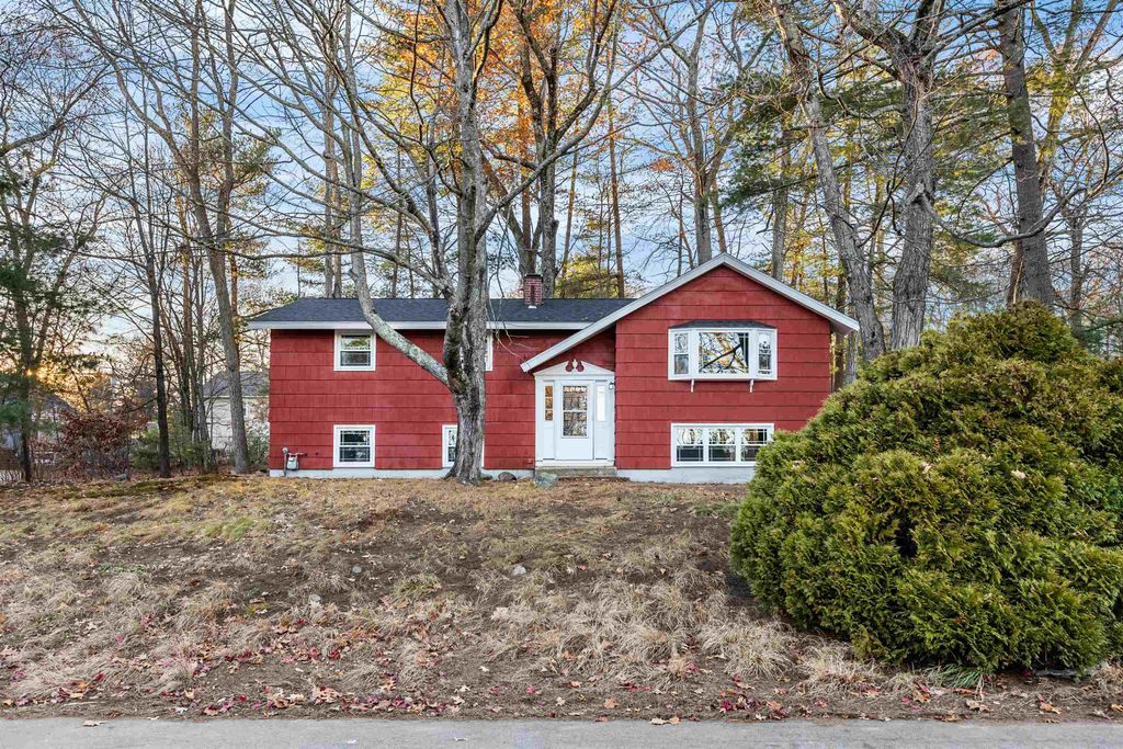 Photo of 31 Tenby Drive, Nashua, NH 03062 (MLS # 5070377)