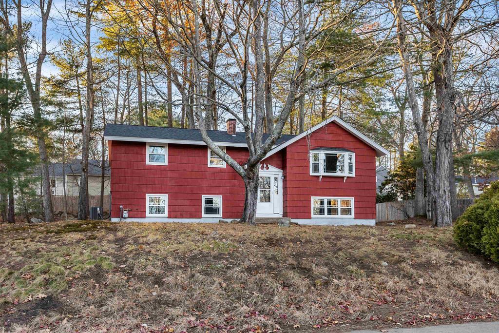 Photo of 31 Tenby Drive, Nashua, NH 03062 (MLS # 5070377)