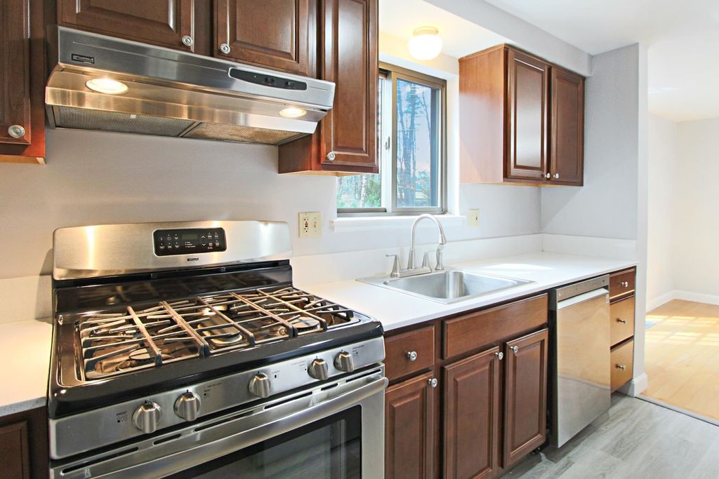 Photo of 10 Killian Court, Merrimack, NH 03054 (MLS # 5081919)