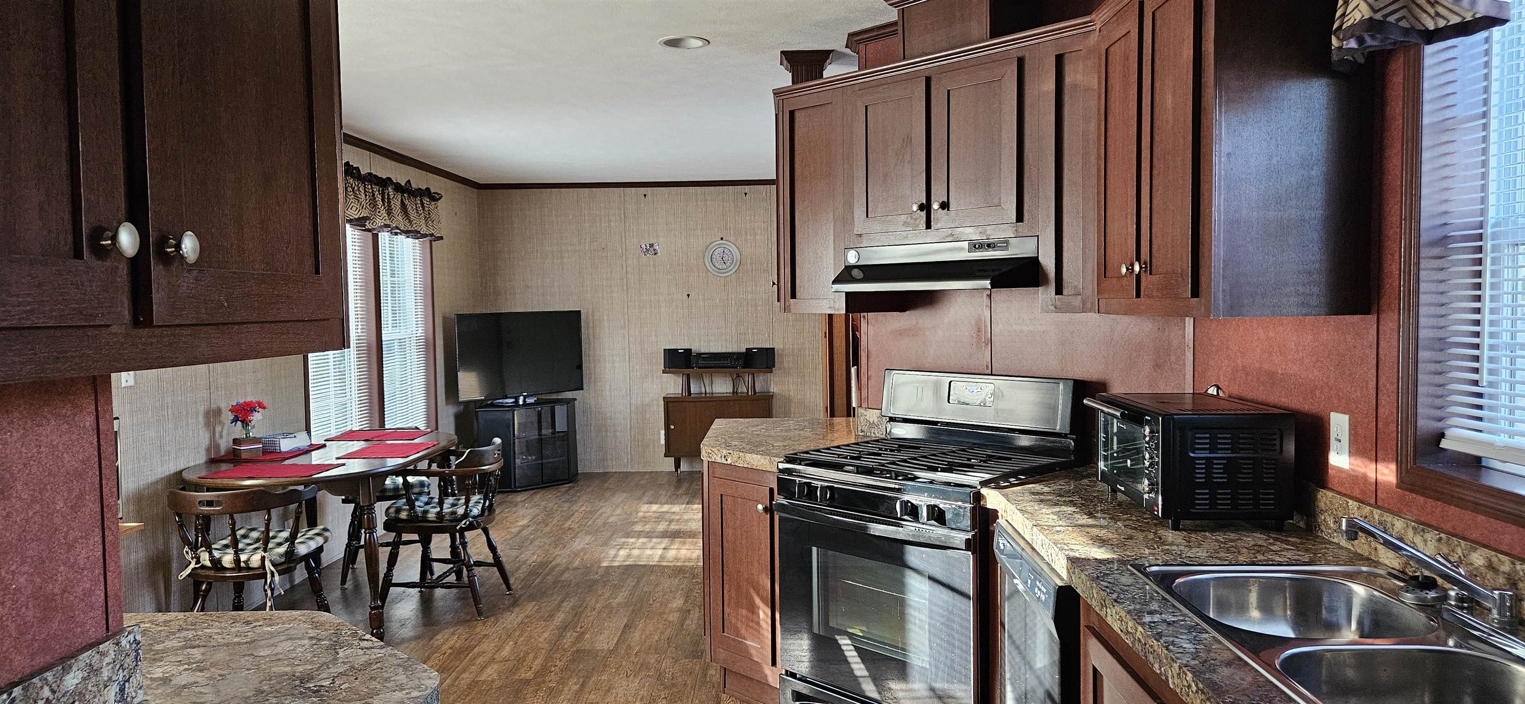 Hudson, New Hampshire 03051, United States, 2 Bedrooms Bedrooms, ,2 BathroomsBathrooms,Residential,Pending,121064