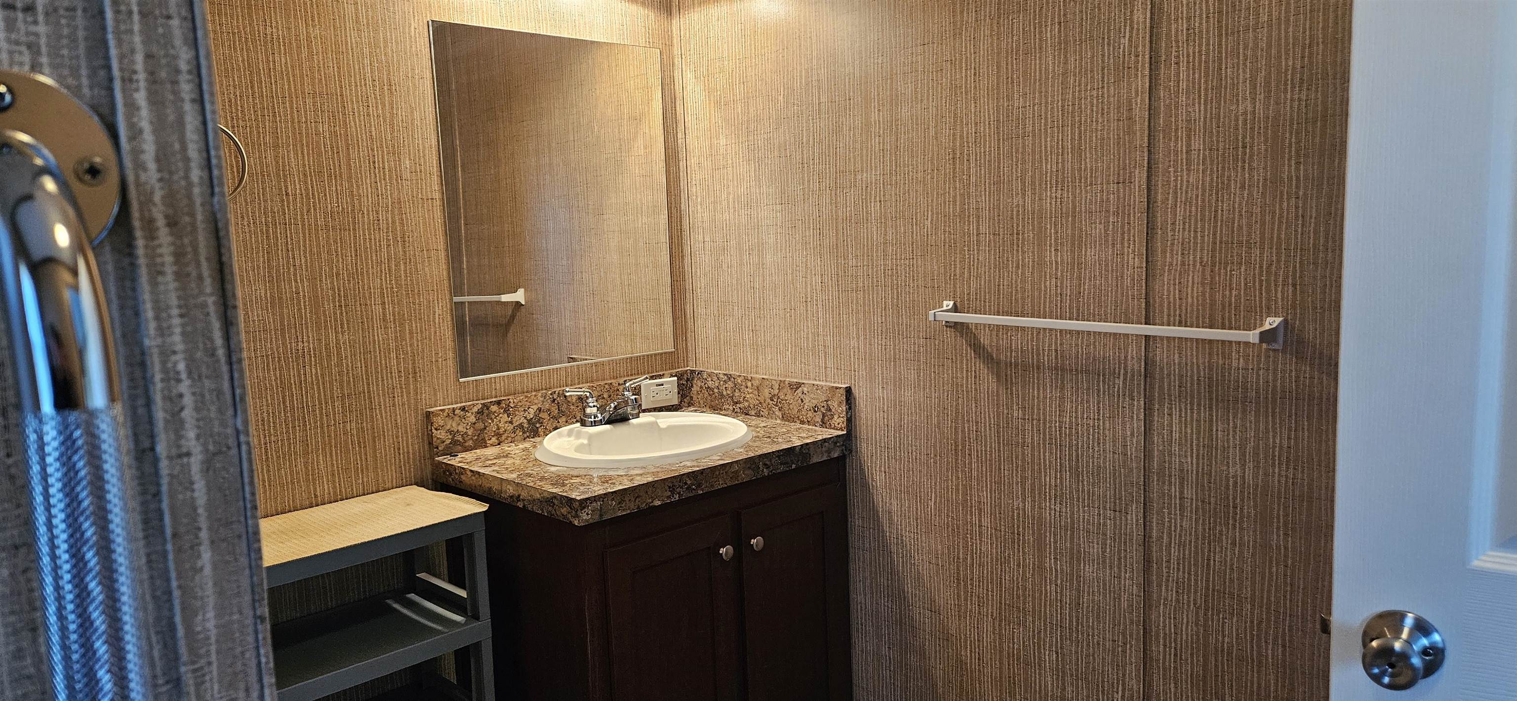 Hudson, New Hampshire 03051, United States, 2 Bedrooms Bedrooms, ,2 BathroomsBathrooms,Residential,Pending,121064