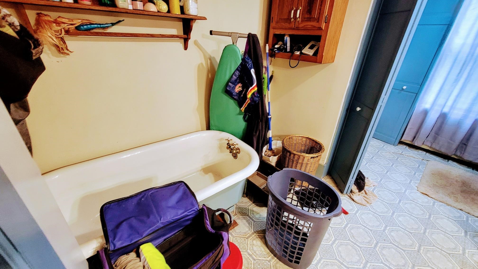 Weare, New Hampshire 03281, United States, 5 Bedrooms Bedrooms, ,3 BathroomsBathrooms,Residential,Pending,39999