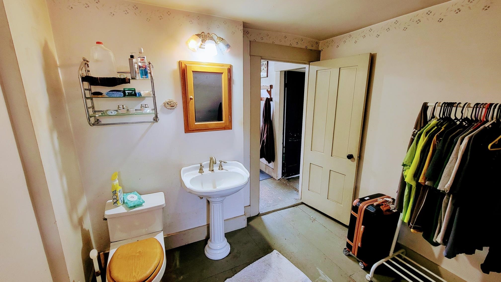 Weare, New Hampshire 03281, United States, 5 Bedrooms Bedrooms, ,3 BathroomsBathrooms,Residential,Pending,39999