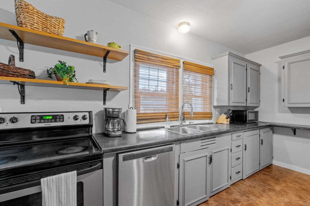 Photo of 989 Union Street, Manchester, NH 03104 (MLS # 5054905)