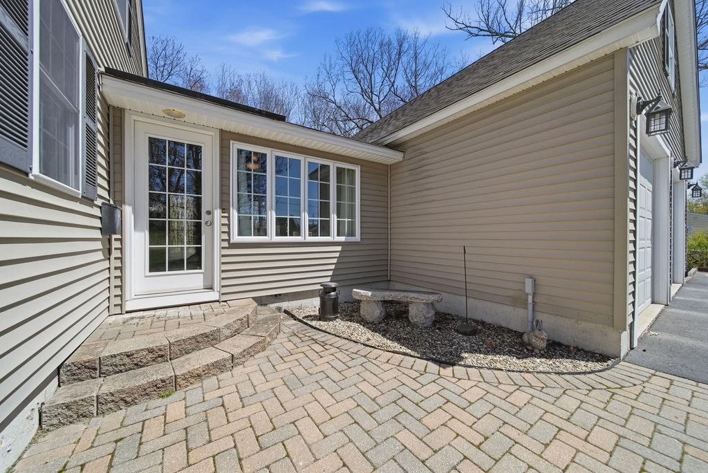 Photo of 7 Vernon Street, Hudson, NH 03051 (MLS # 5086086)