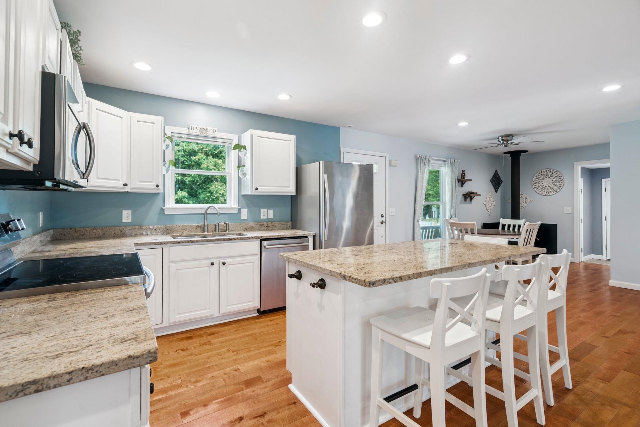 Walpole, New Hampshire 03608, United States, 3 Bedrooms Bedrooms, ,2 BathroomsBathrooms,Residential,Pending,189313