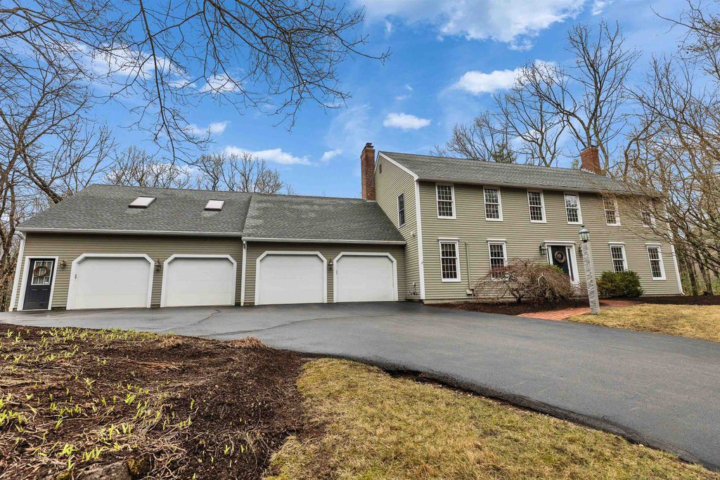 Photo of 7 village woods Drive, Amherst, NH 03031 (MLS # 5082168)