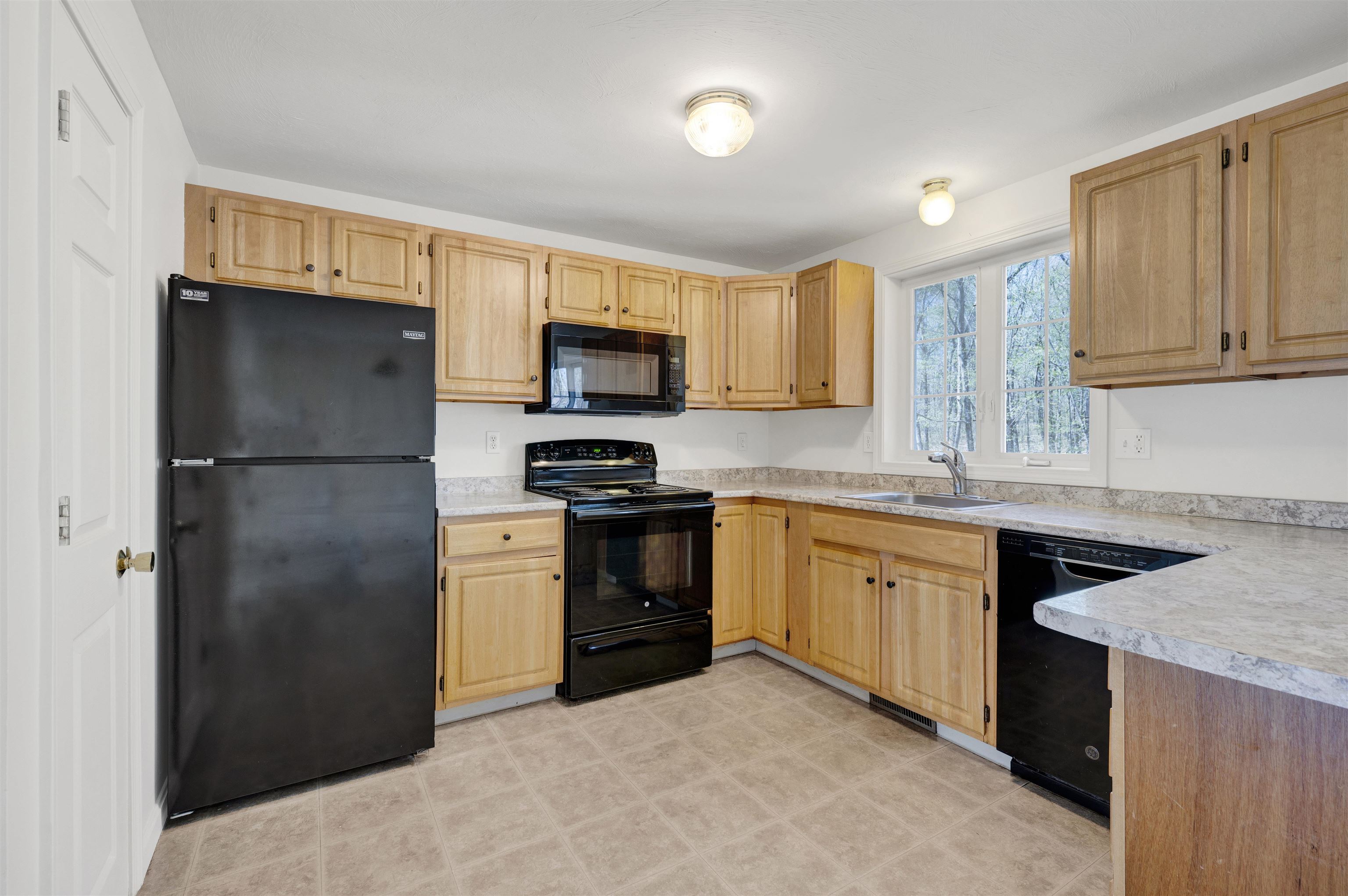 Fremont, New Hampshire 03044, United States, 9 Bedrooms Bedrooms, ,6 BathroomsBathrooms,Residential,Pending,128203