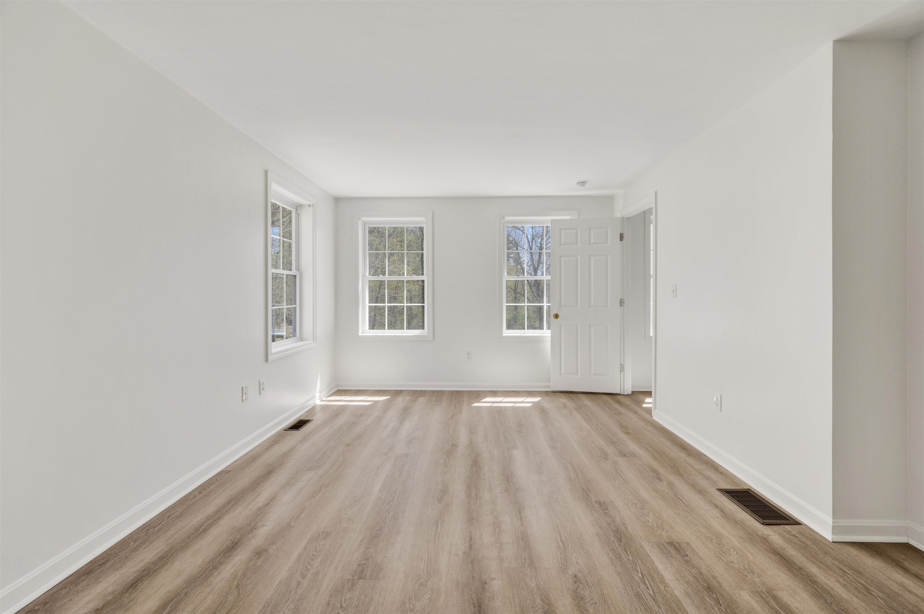 Fremont, New Hampshire 03044, United States, 9 Bedrooms Bedrooms, ,6 BathroomsBathrooms,Residential,Pending,128203