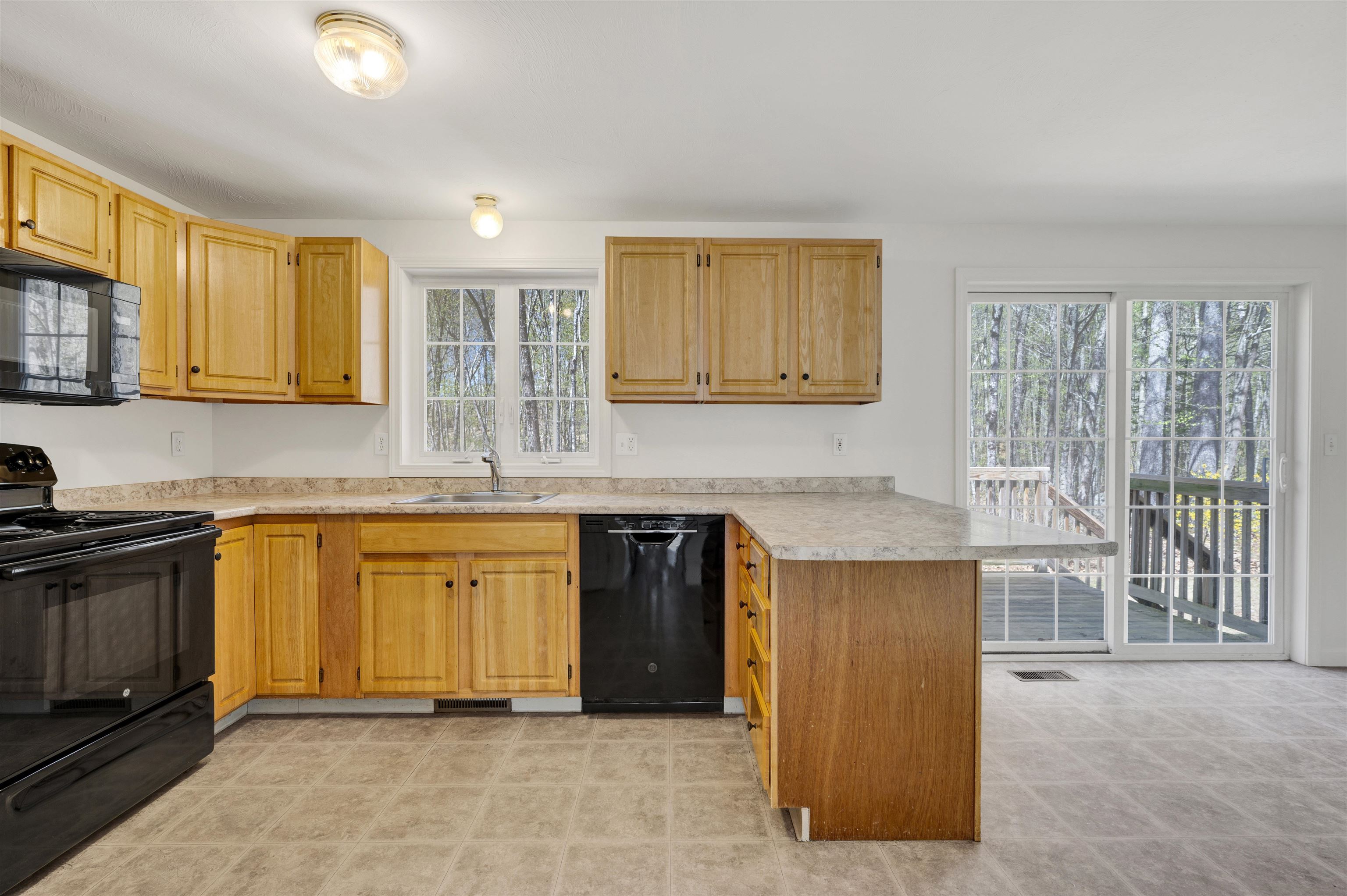 Fremont, New Hampshire 03044, United States, 9 Bedrooms Bedrooms, ,6 BathroomsBathrooms,Residential,Pending,128203