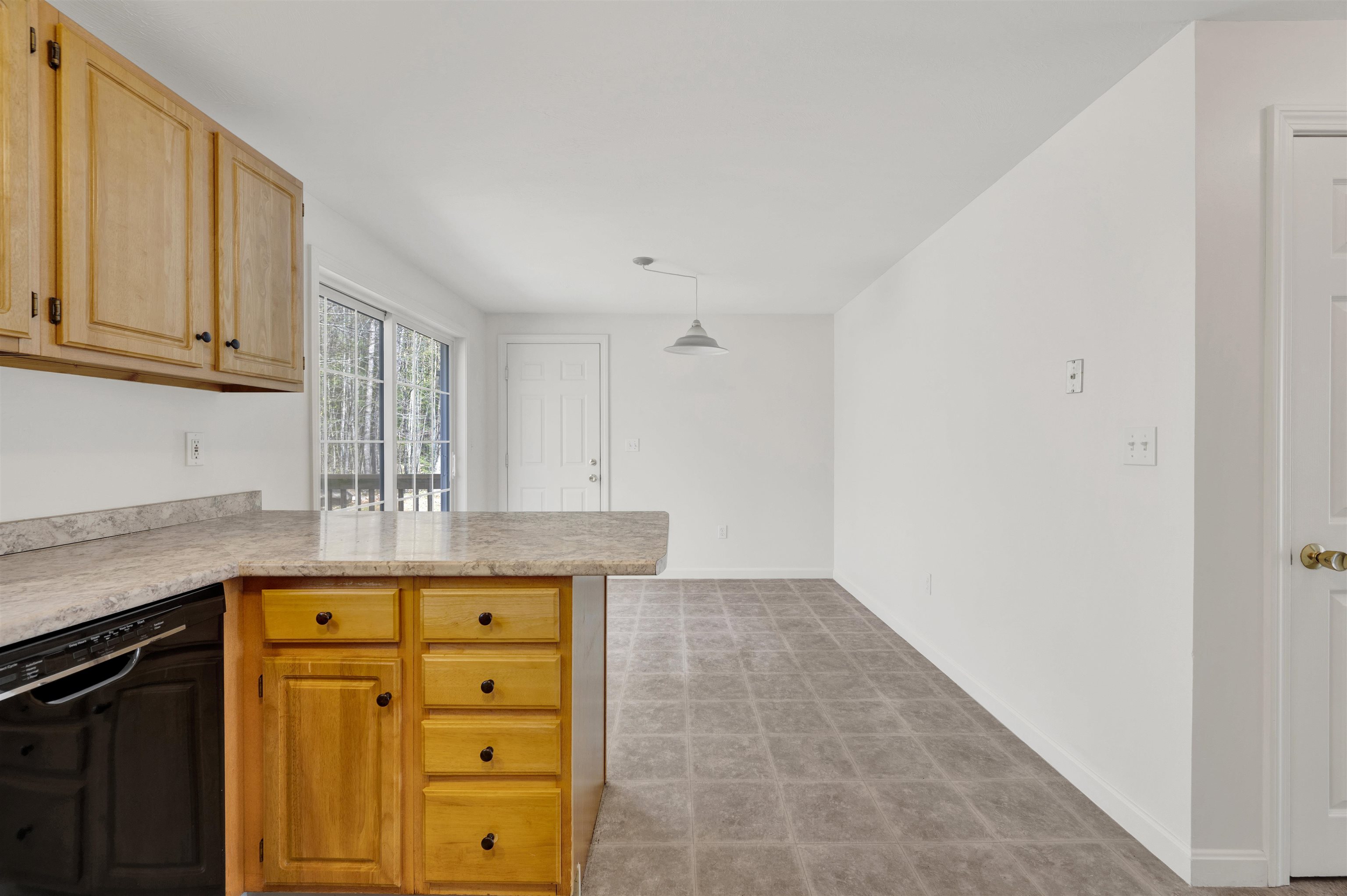 Fremont, New Hampshire 03044, United States, 9 Bedrooms Bedrooms, ,6 BathroomsBathrooms,Residential,Pending,128203